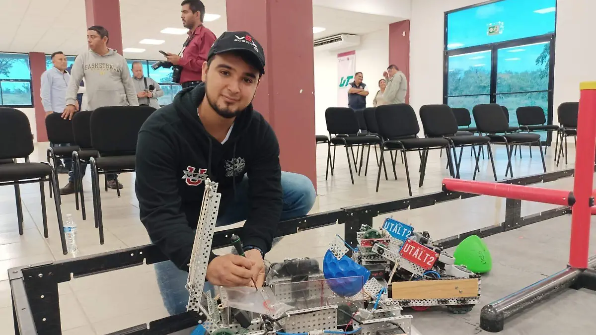 Carlos Castro Mendoza Destaca en campeonatos nacionales de robótica